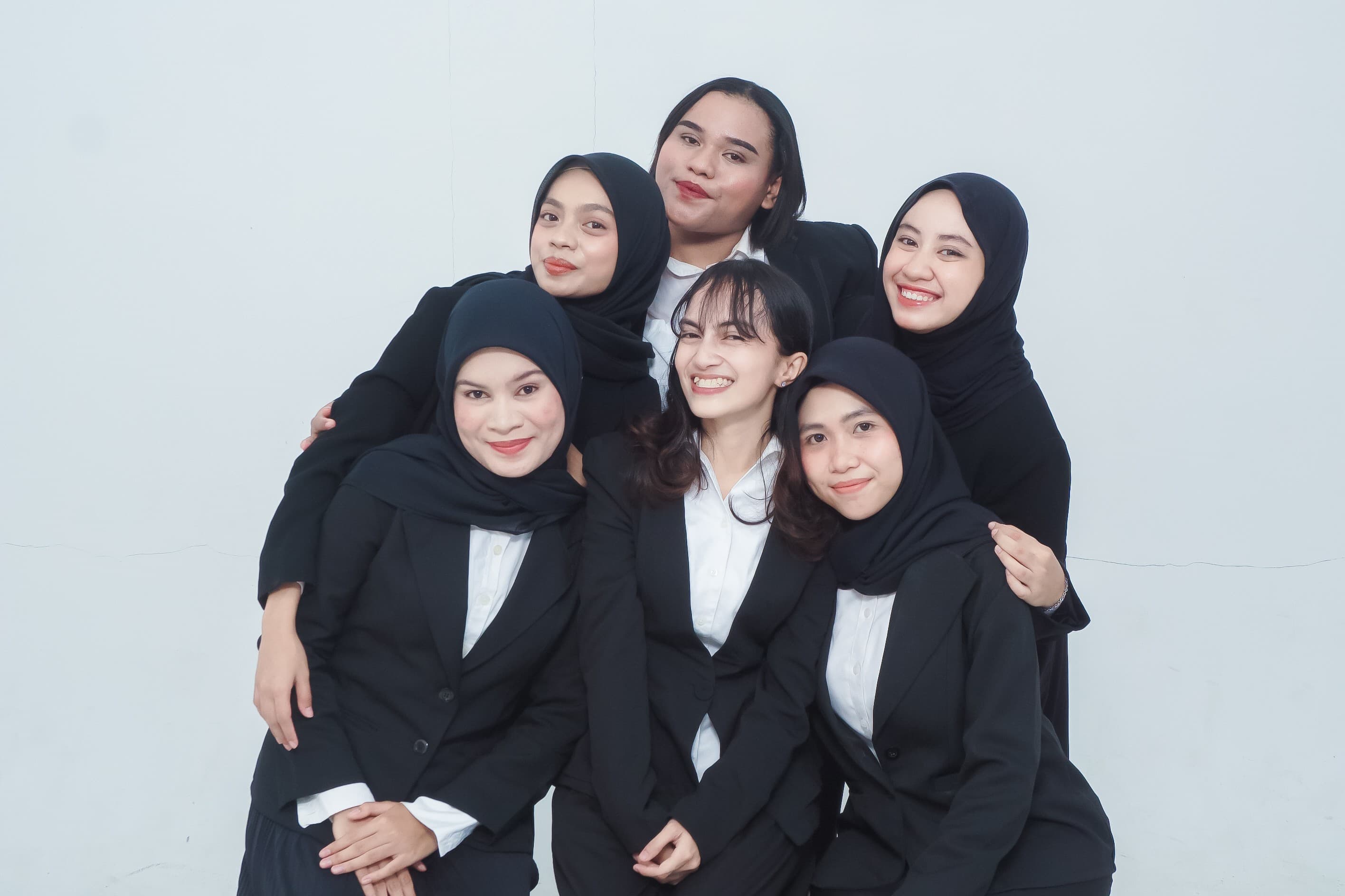 Anggota WITH SOERAI dalam kegiatan komunitas perempuan muda